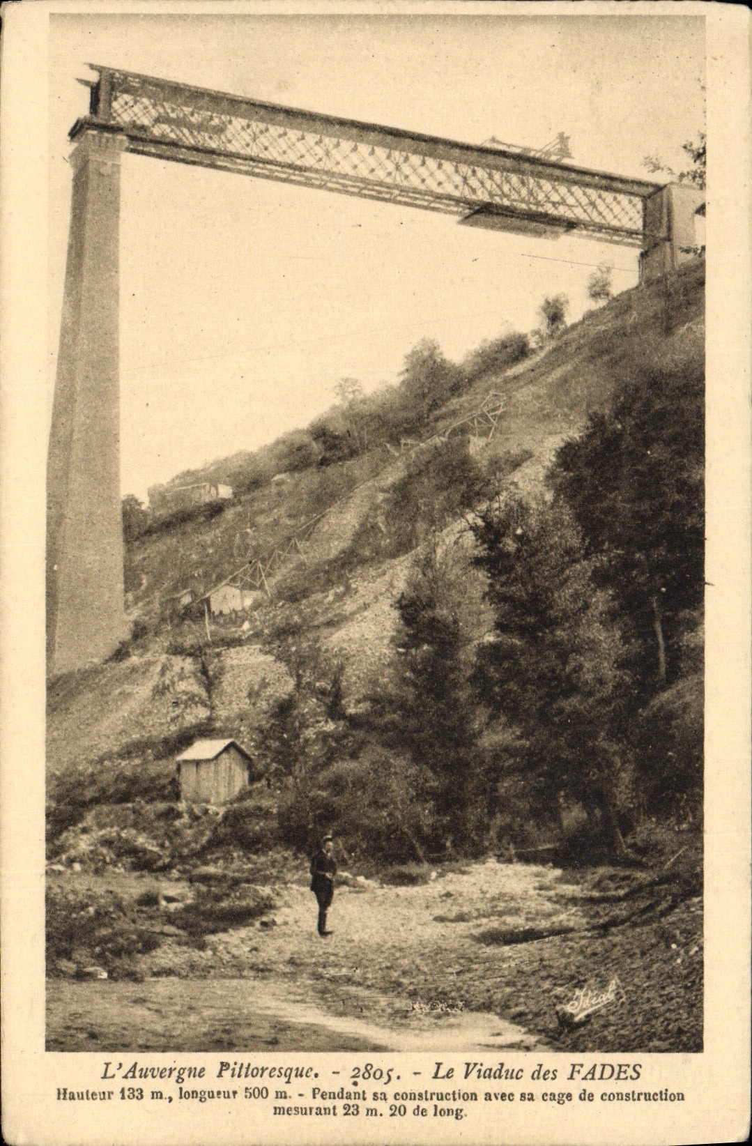 CPA L'Auvergne Pittoresque Le Viaduc des Fades