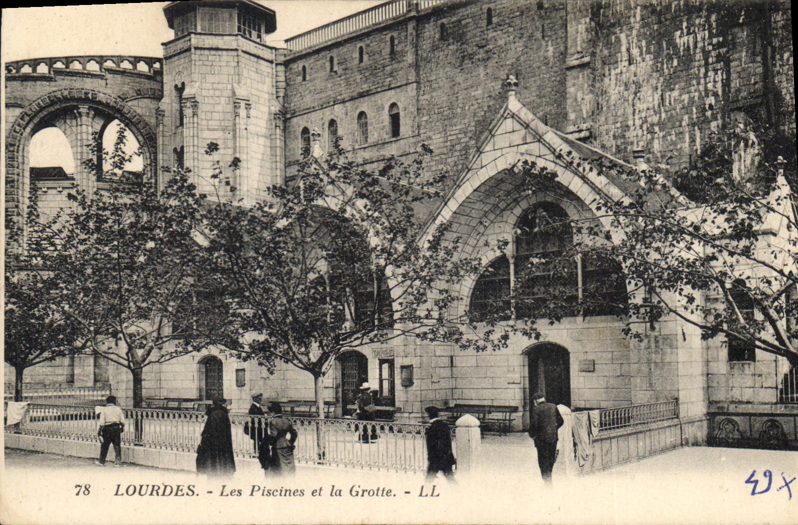 CPA Lourdes Les Piscines et la Grotte