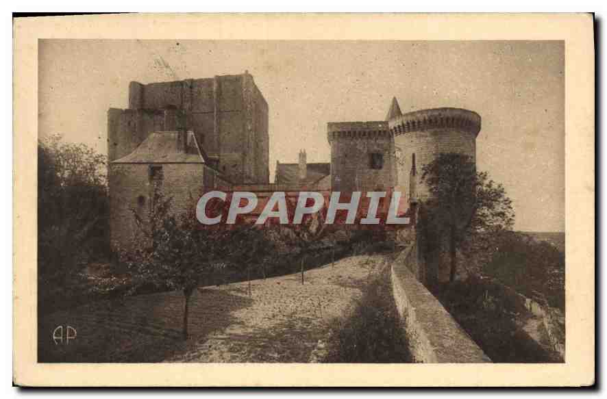 CPA Loches Le Donjon l'Entree et la Cour Louis XI
