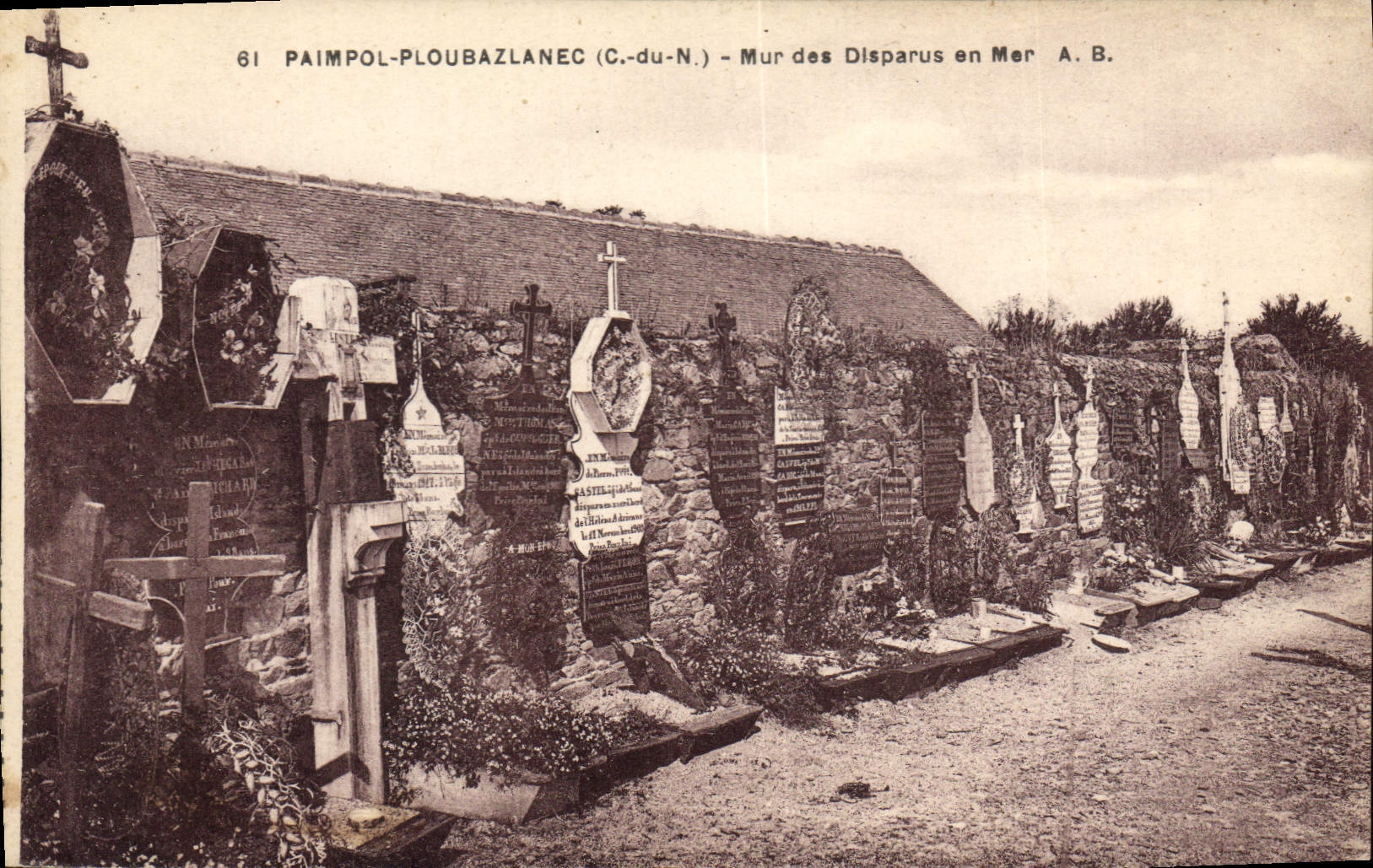 CPA Paimpol Ploubazlanec Mur des Disparus en Mer