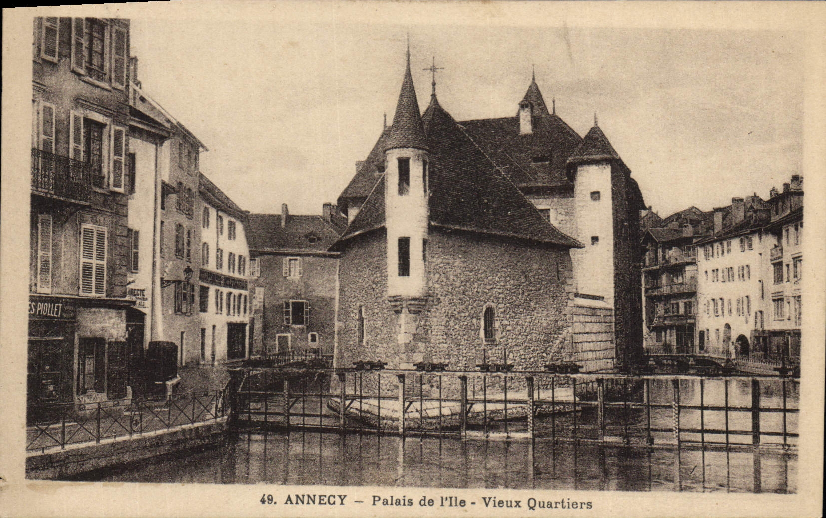 CPA Annecy Palais de l'Ile Vieux Quartiers