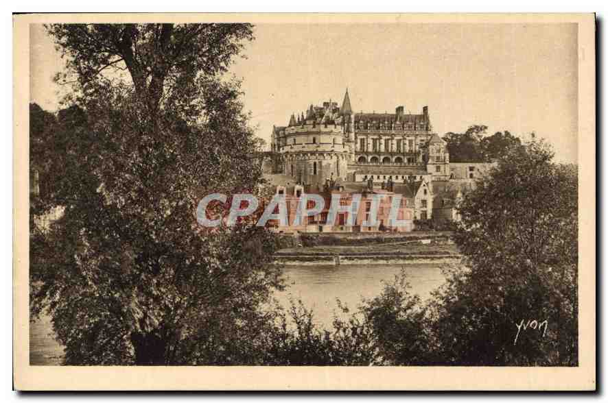 CPA La Doucefrance Chateau de la Loire Le Chateau d'Amboise vu des bords de la Loire