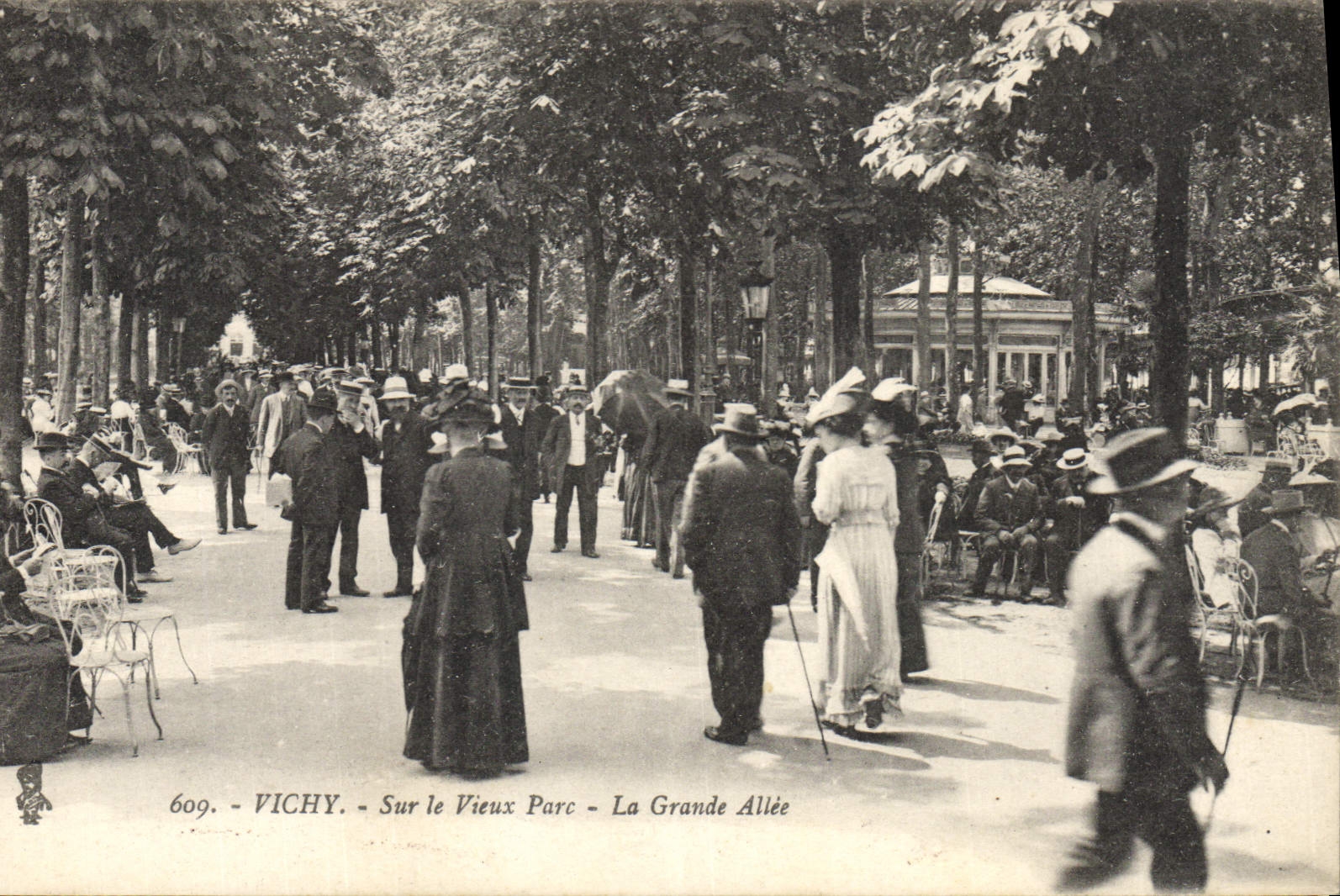 CPA Vichy sur le Vieux Parc La Grande Allee