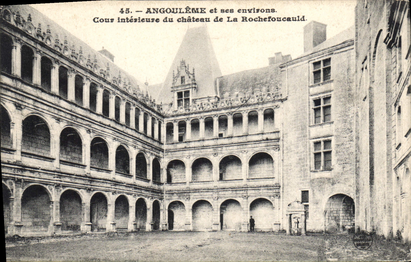 Cour intérieure du château de La Rochefoucauld — Angoulême et ses environs — n°45