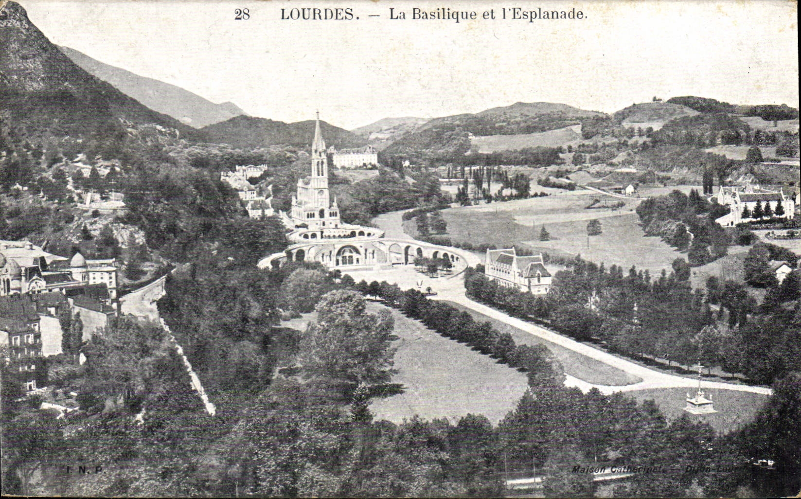 CPA Lourdes La Basilique et l'Esplanade