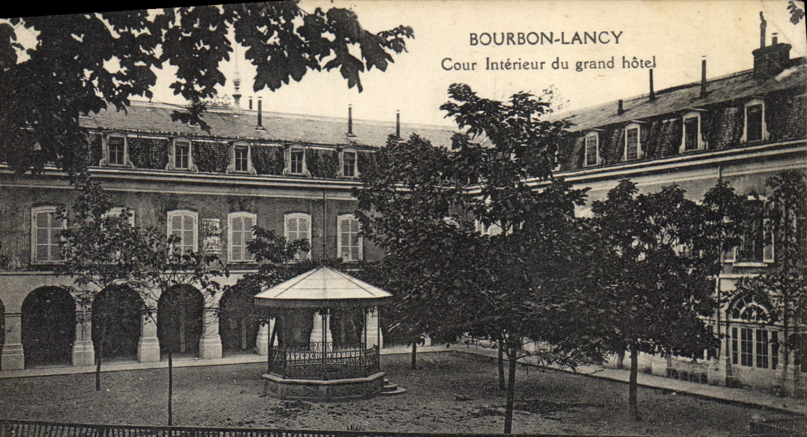 CPA Bourbon Lancy Cour Interieur du grand hotel