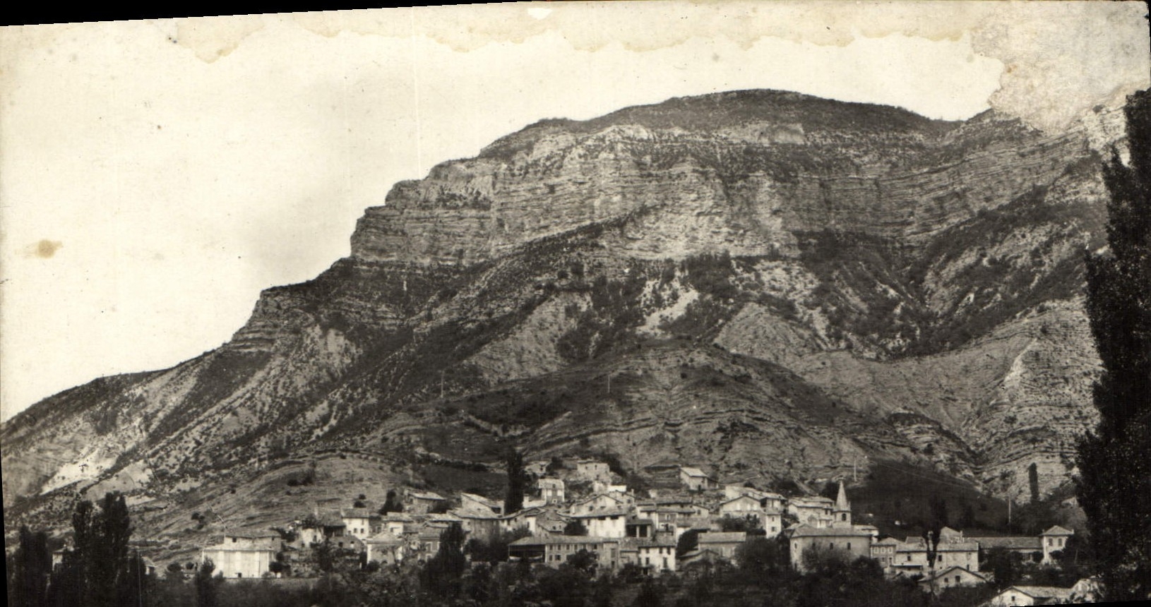 Village encaissé dans les montagnes — Éditeur : Andréa, Éditeur de Cartes Postales, n° 1135