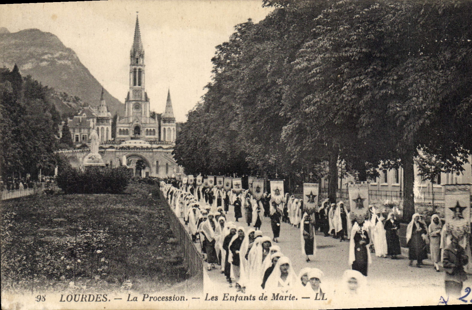 CPA Lourdes La Procession Les Enfants de Marie