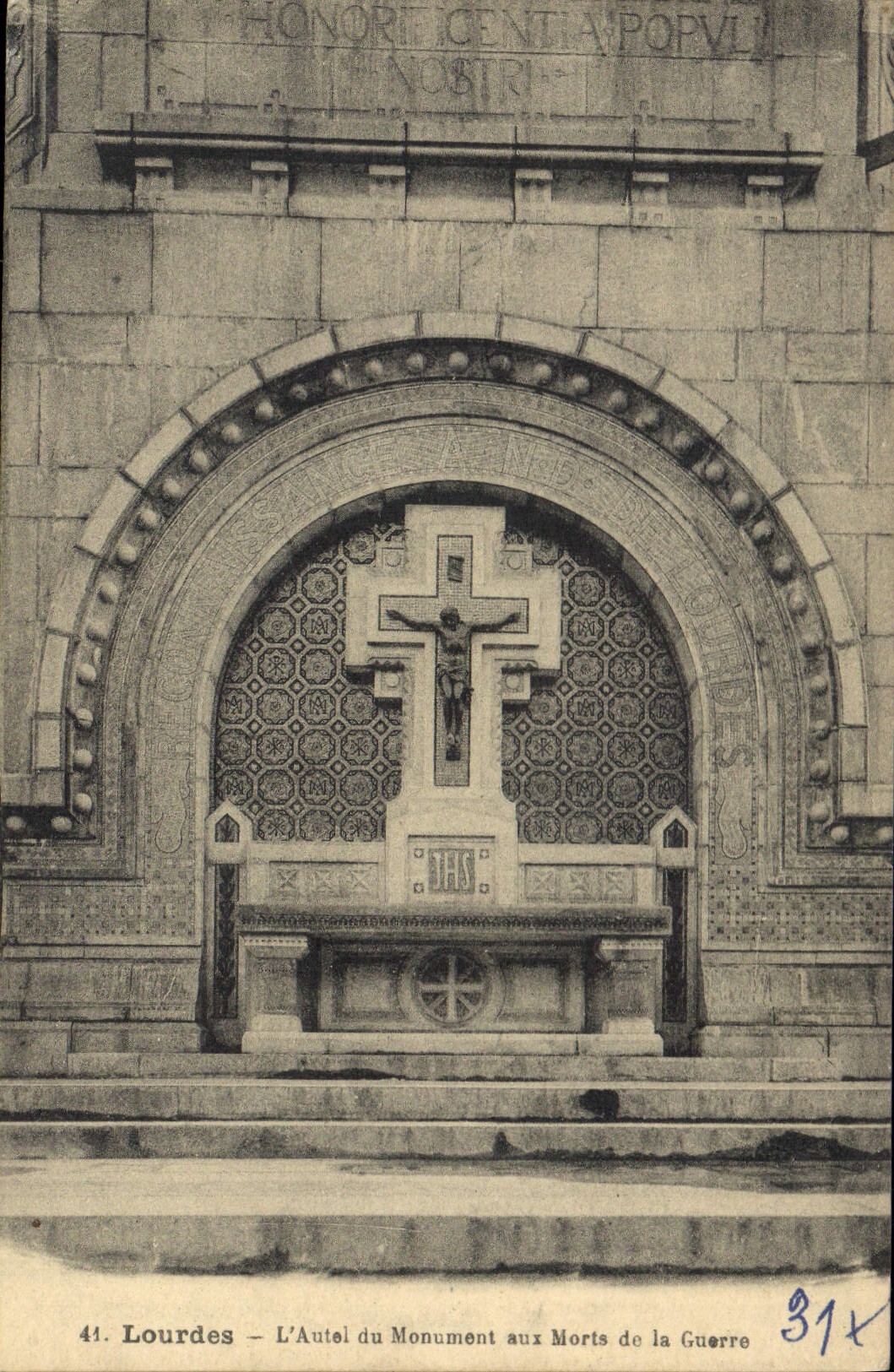 CPA Lourdes L'Autel du Monument aux Morts de la Guerre
