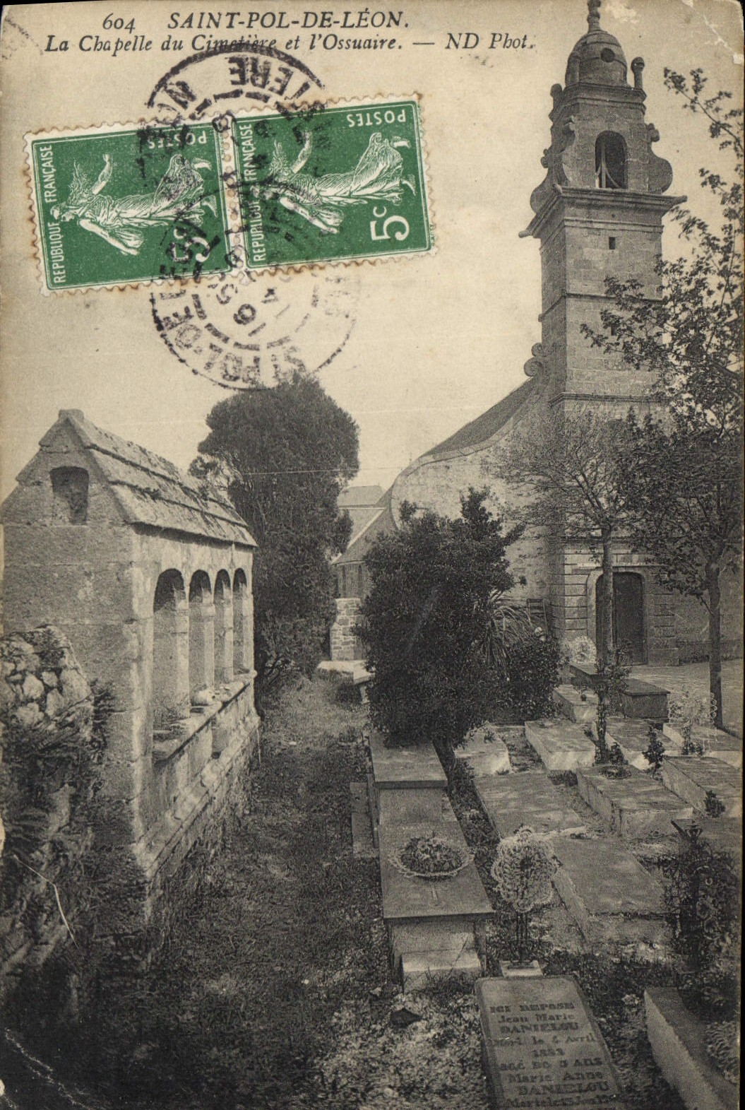 CPA Saint Pol de Leon La Chapelle du Cimetiere et l'Ossuaire