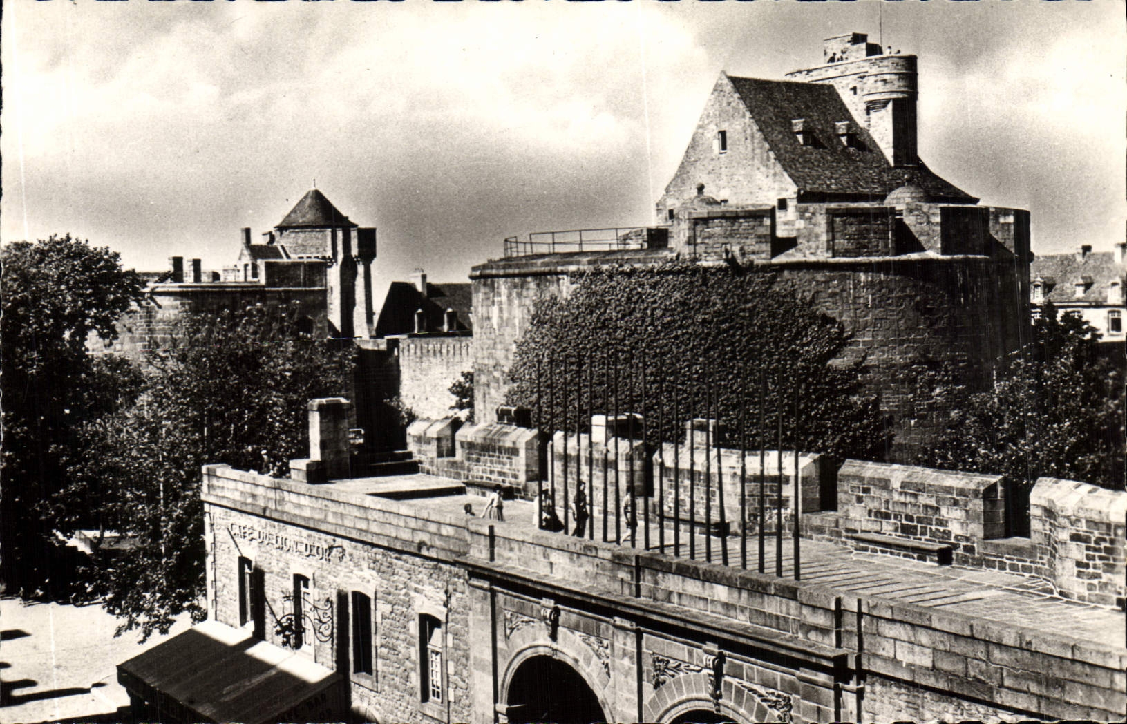 Saint-Malo — Vue sur les Remparts et la Tour du Château — Éditions du Véritable, Paris