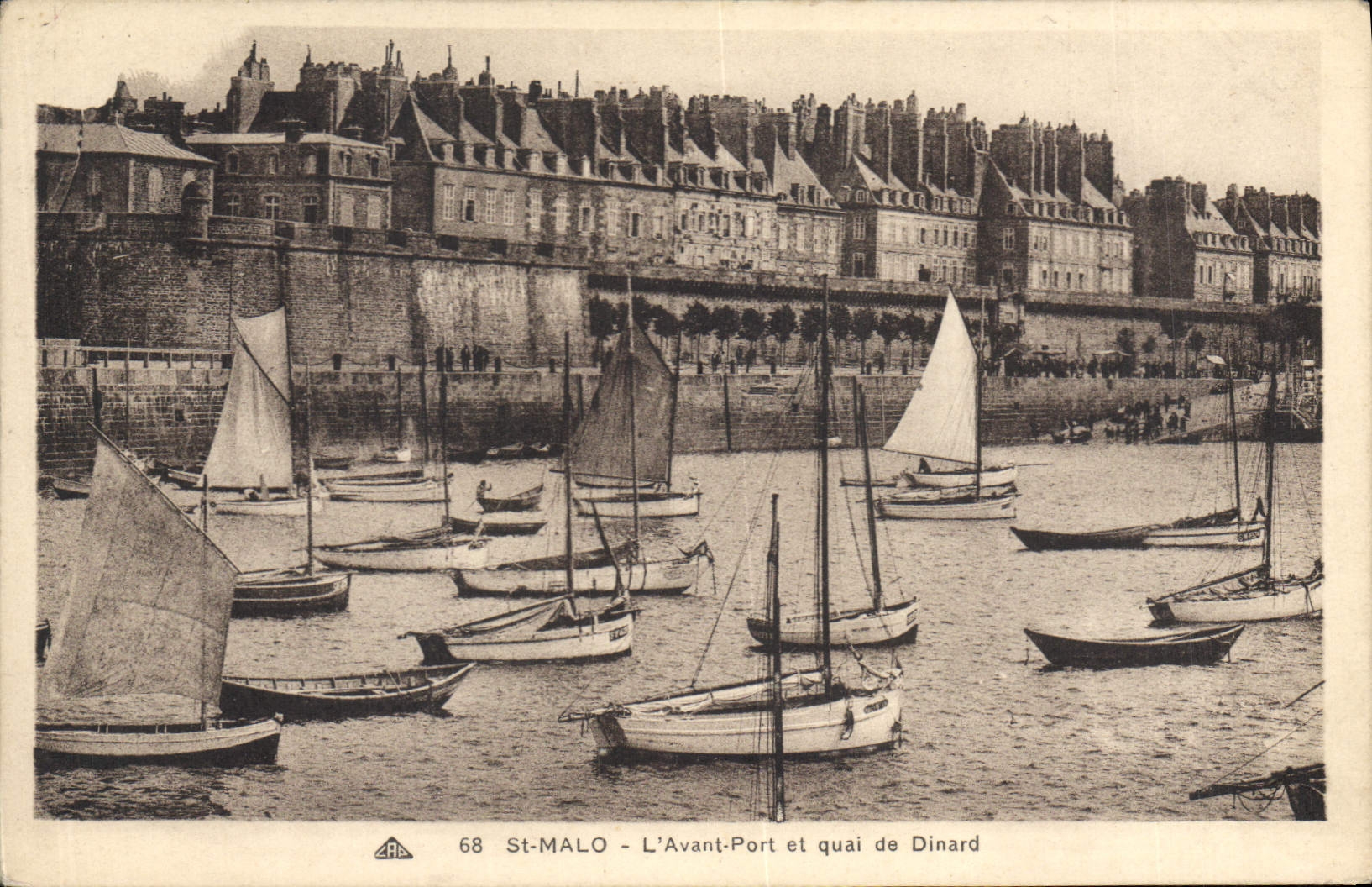 St-Malo - L'Avant-Port et quai de Dinard — série 68, éditeur A.R.C.