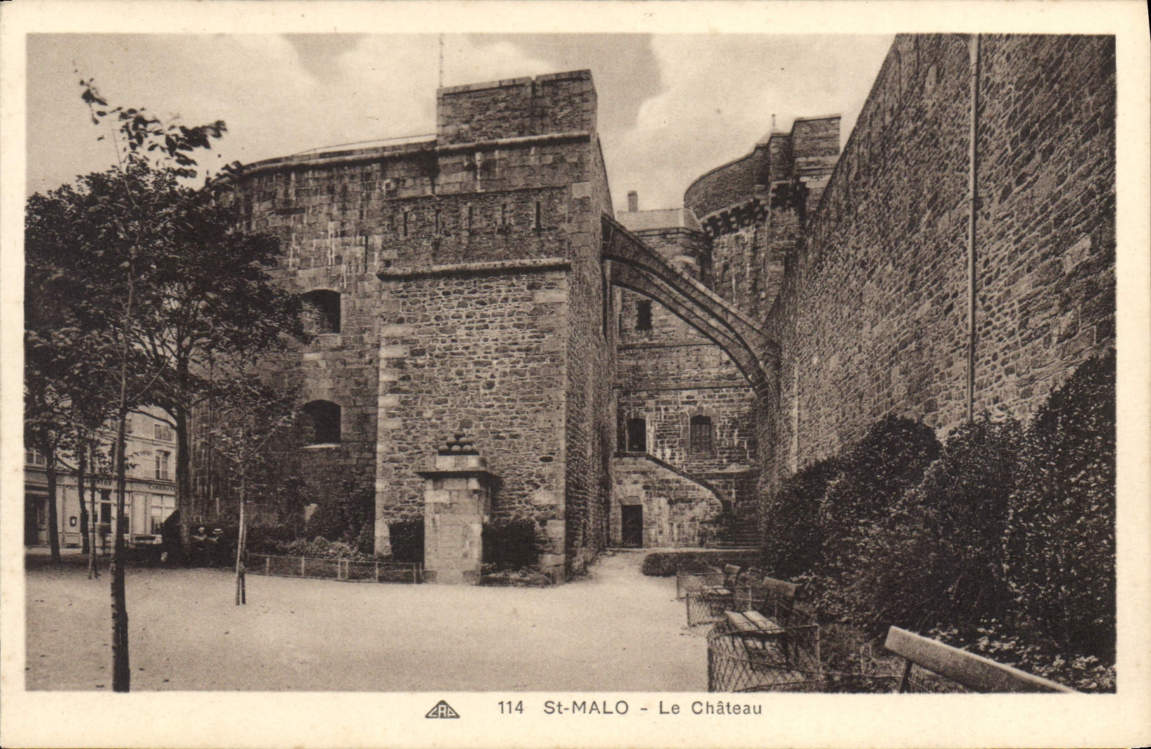 St-Malo - Le Château — vue intérieure des remparts et d'une tour — éditeur ARA, n° 114