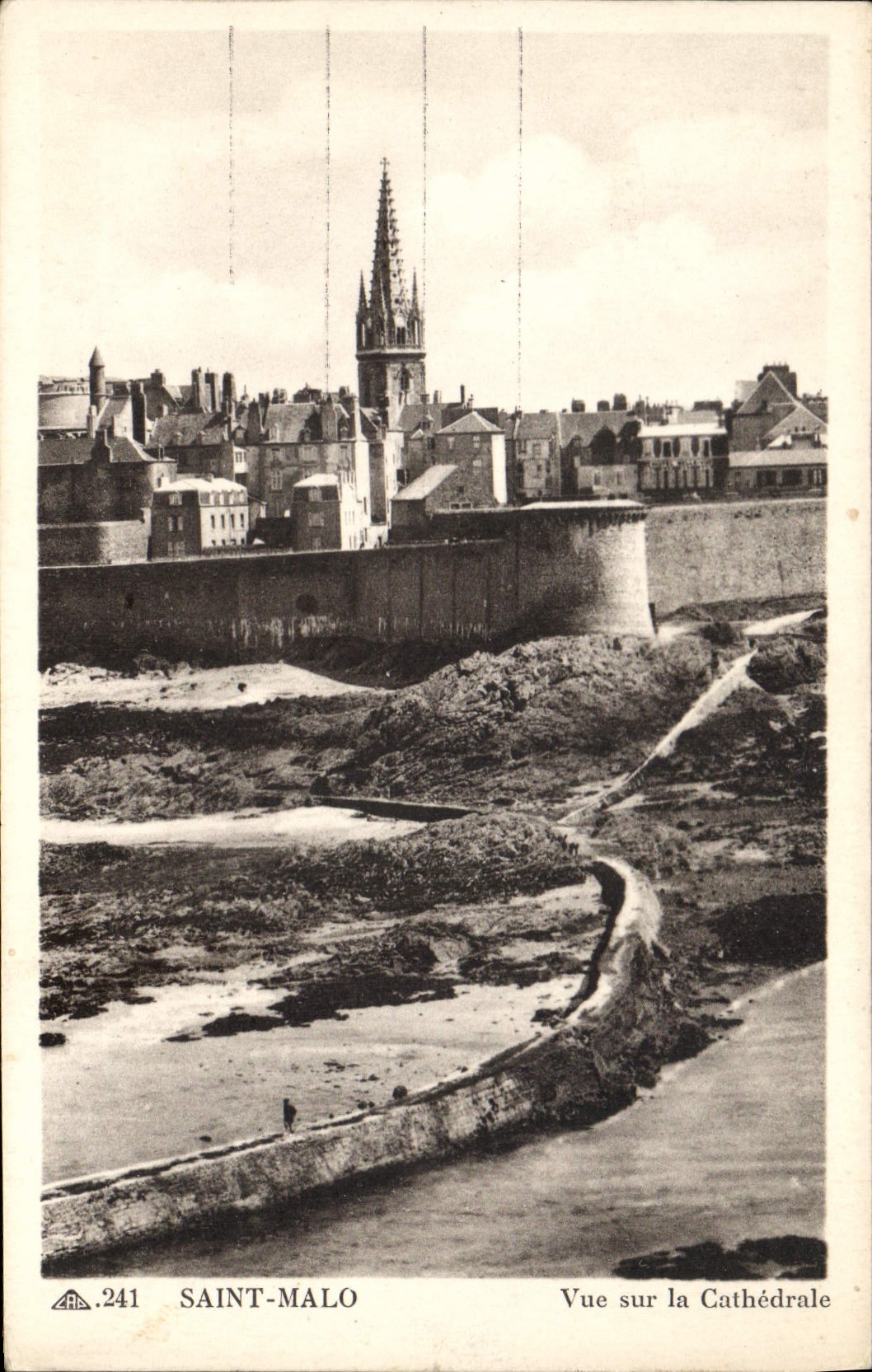 CPA Saint Malo Vue sur la Cathedrale