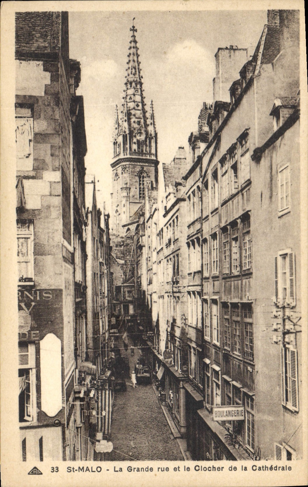 St-Malo - La Grande rue et le Clocher de la Cathédrale — CPA n°33, éditeur CPAPHIL Strasbourg