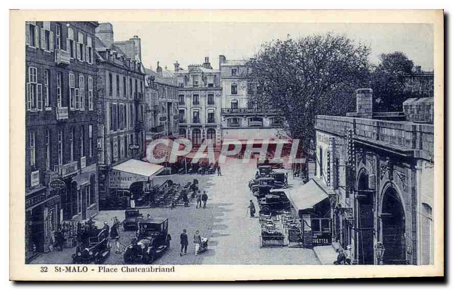 St-Malo - Place Chateaubriand — vue de la place avec cafés et voitures d'époque — éditeur An Kheutre, St-Malo, n°32