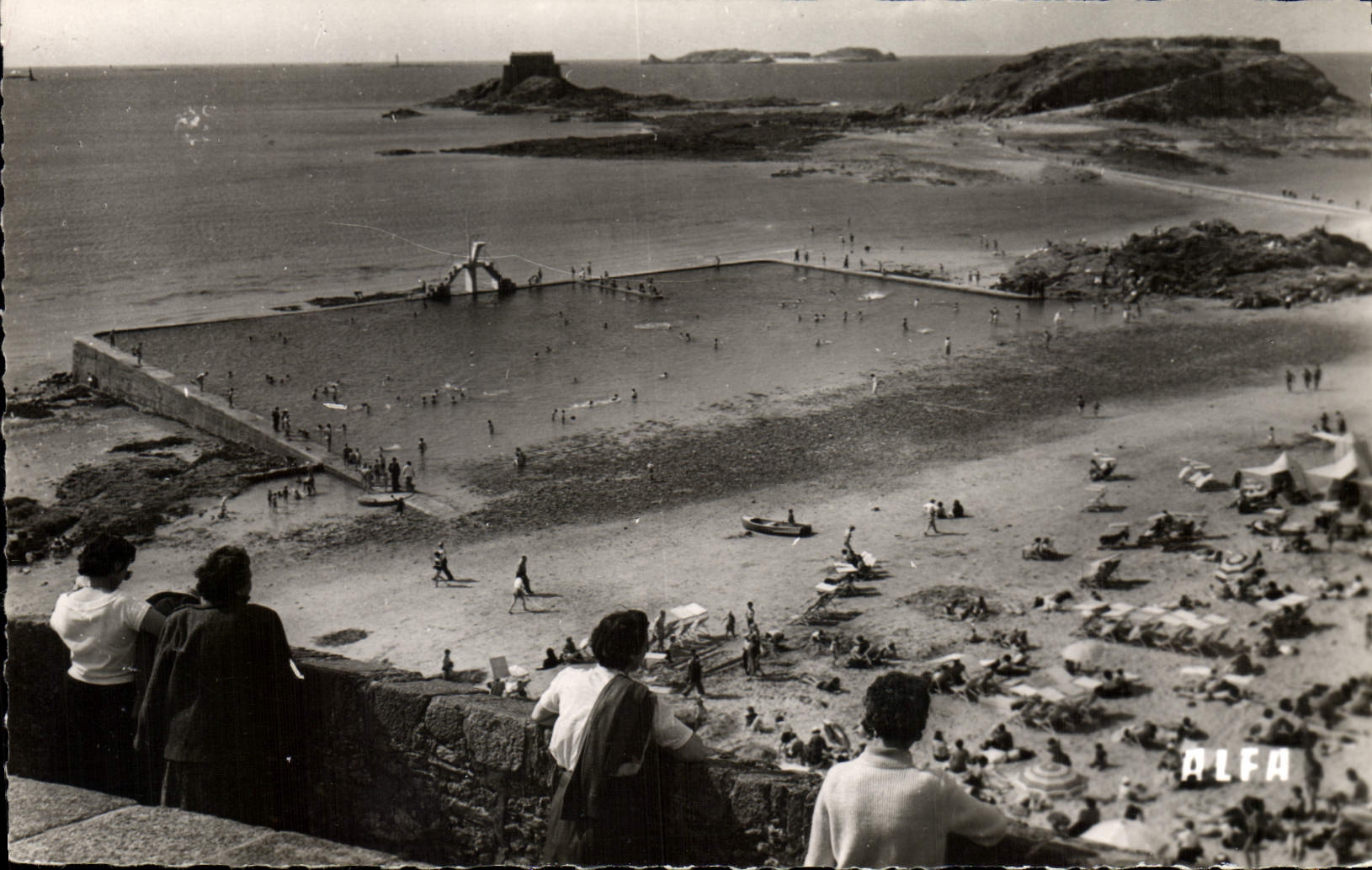 CPA Saint Malo (I et V) La Plage de Bonsecours de gauche a droite le Petit Bey Cezembre et le Grand 