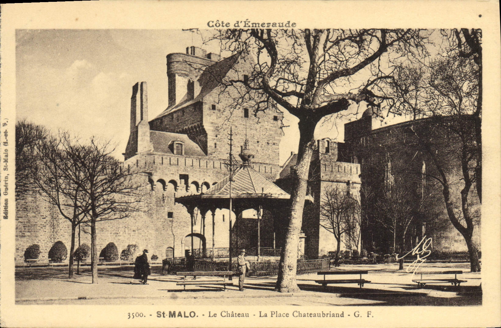 St-Malo - Le Château - La Place Chateaubriand — Édition Gudrin, n° 3500