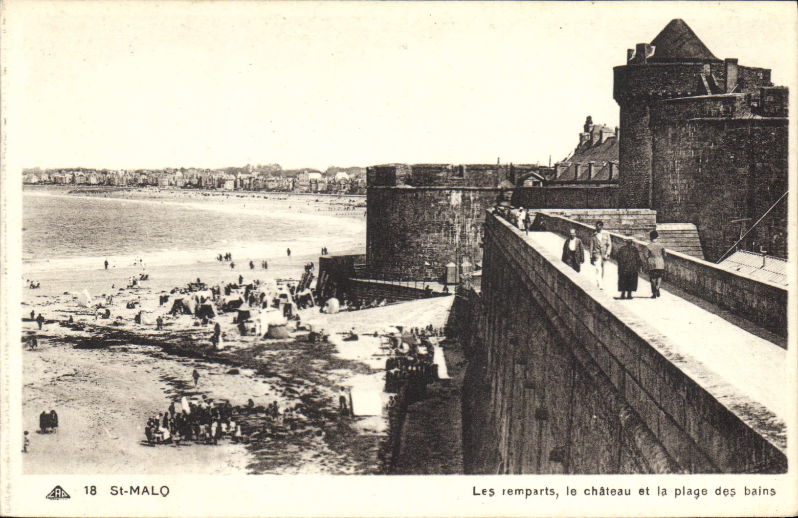 St-Malo — Les remparts, le château et la plage des bains — Éditeur : CPAPHIL