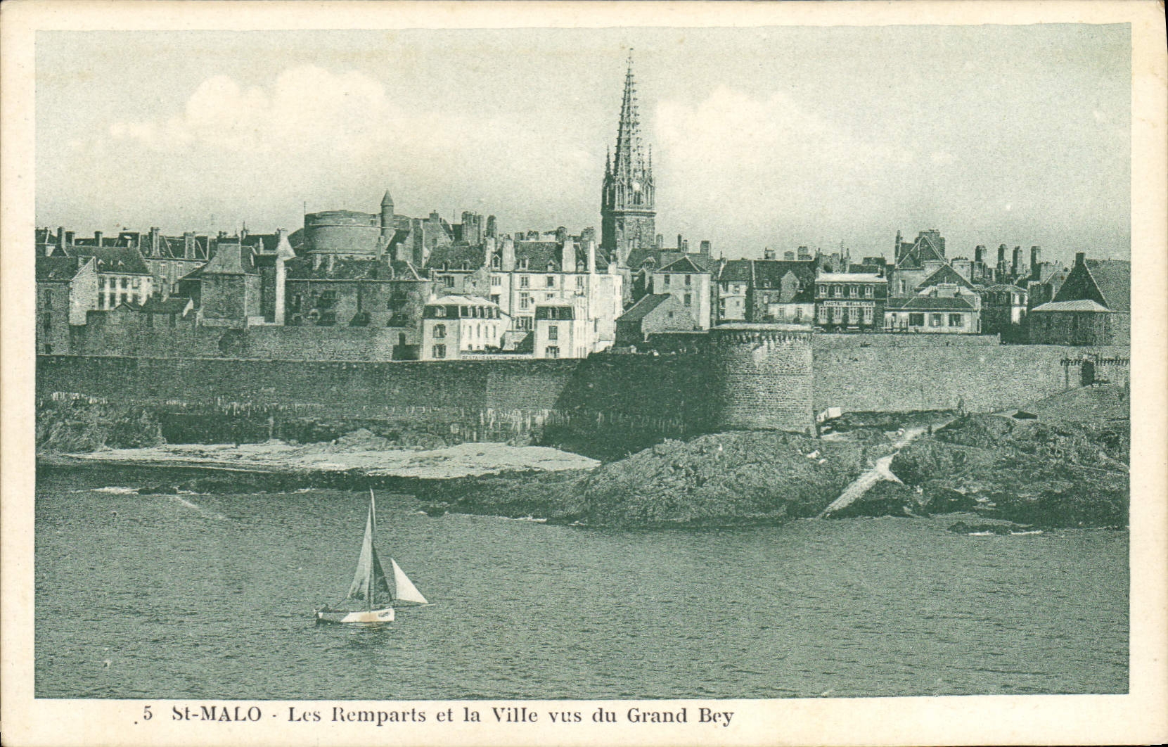 St-Malo - Les Remparts et la Ville vus du Grand Bey — Éditeur Au Khedive, St-Malo