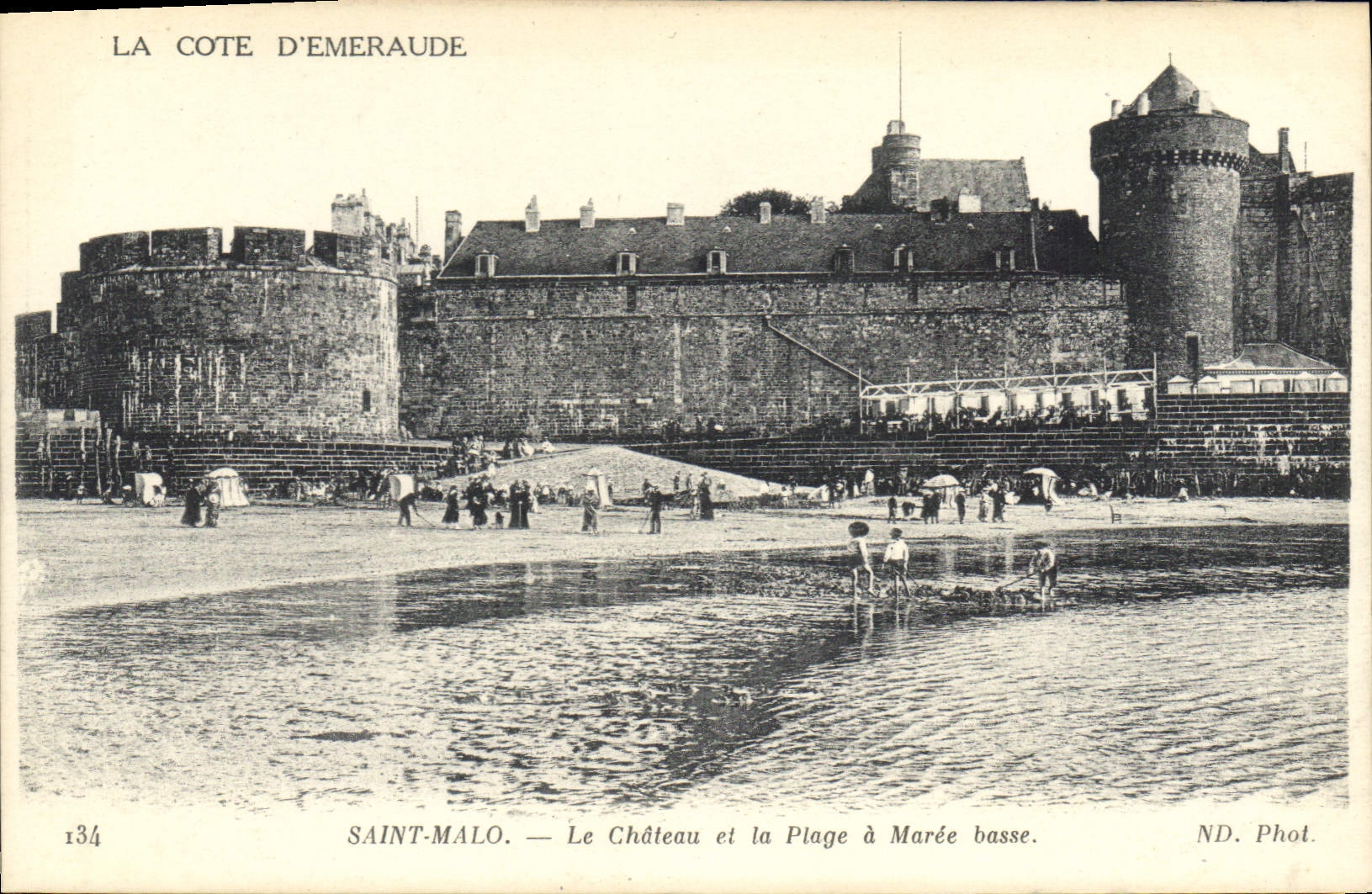 Saint-Malo — Le Château et la Plage à Marée basse — ND. Phot.