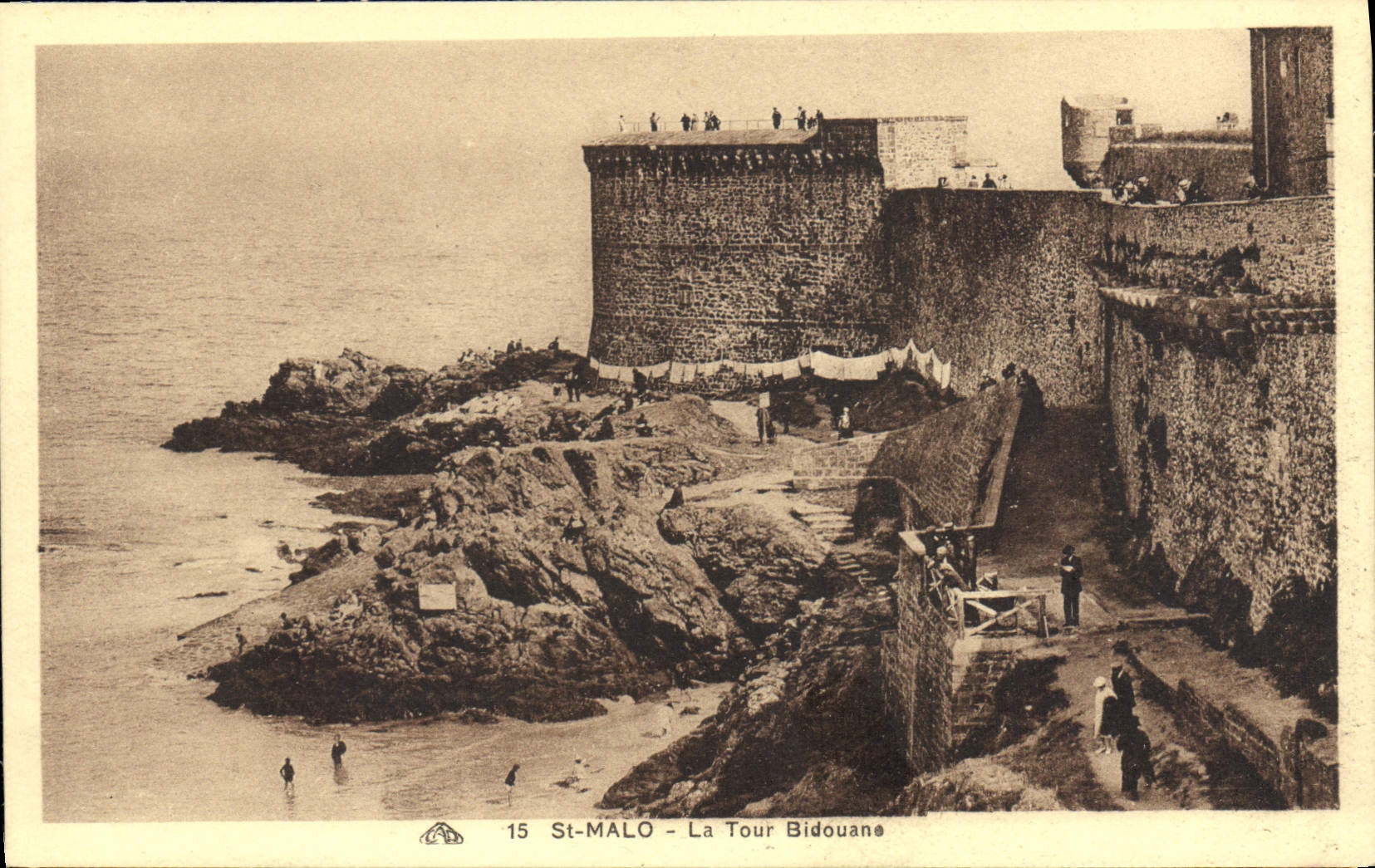 St-Malo - La Tour Bidouane — vista de la torre y de la orilla con bañistas — editor: C. Almacierno des Arts Photographiques, Strasbourg, n° 15