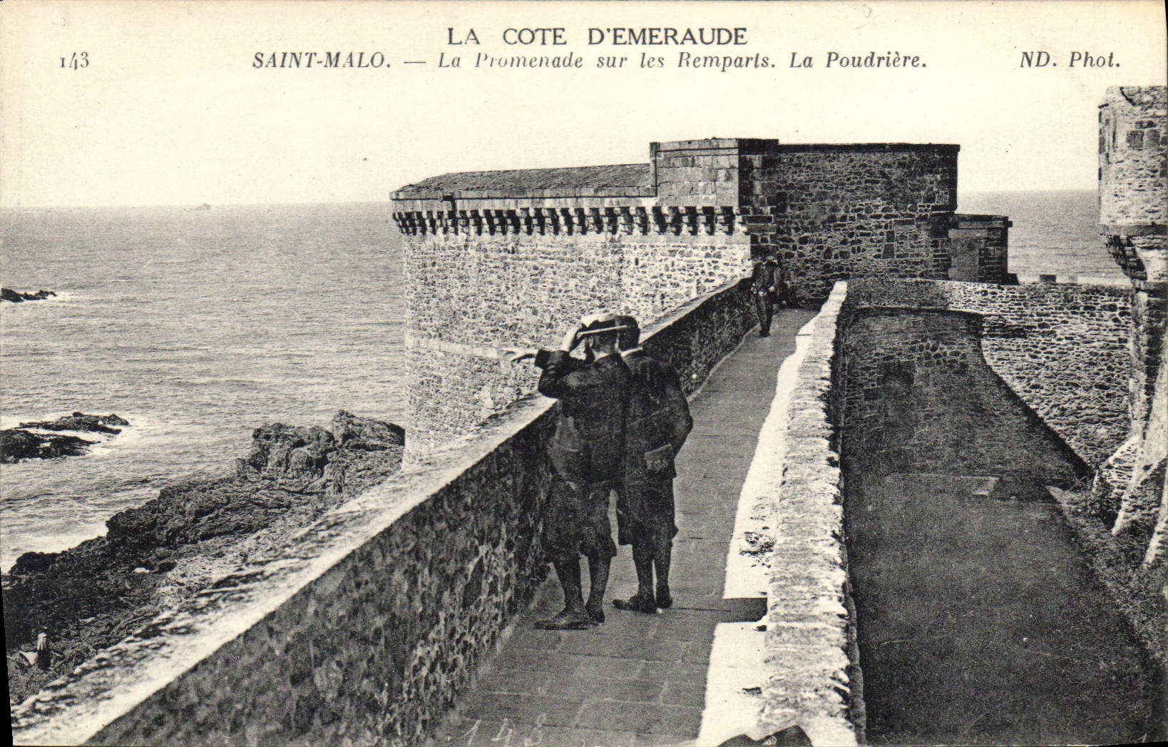 Saint-Malo — La Côte d'Émeraude. La Promenade sur les Remparts. La Poudrière. — ND. Phot.