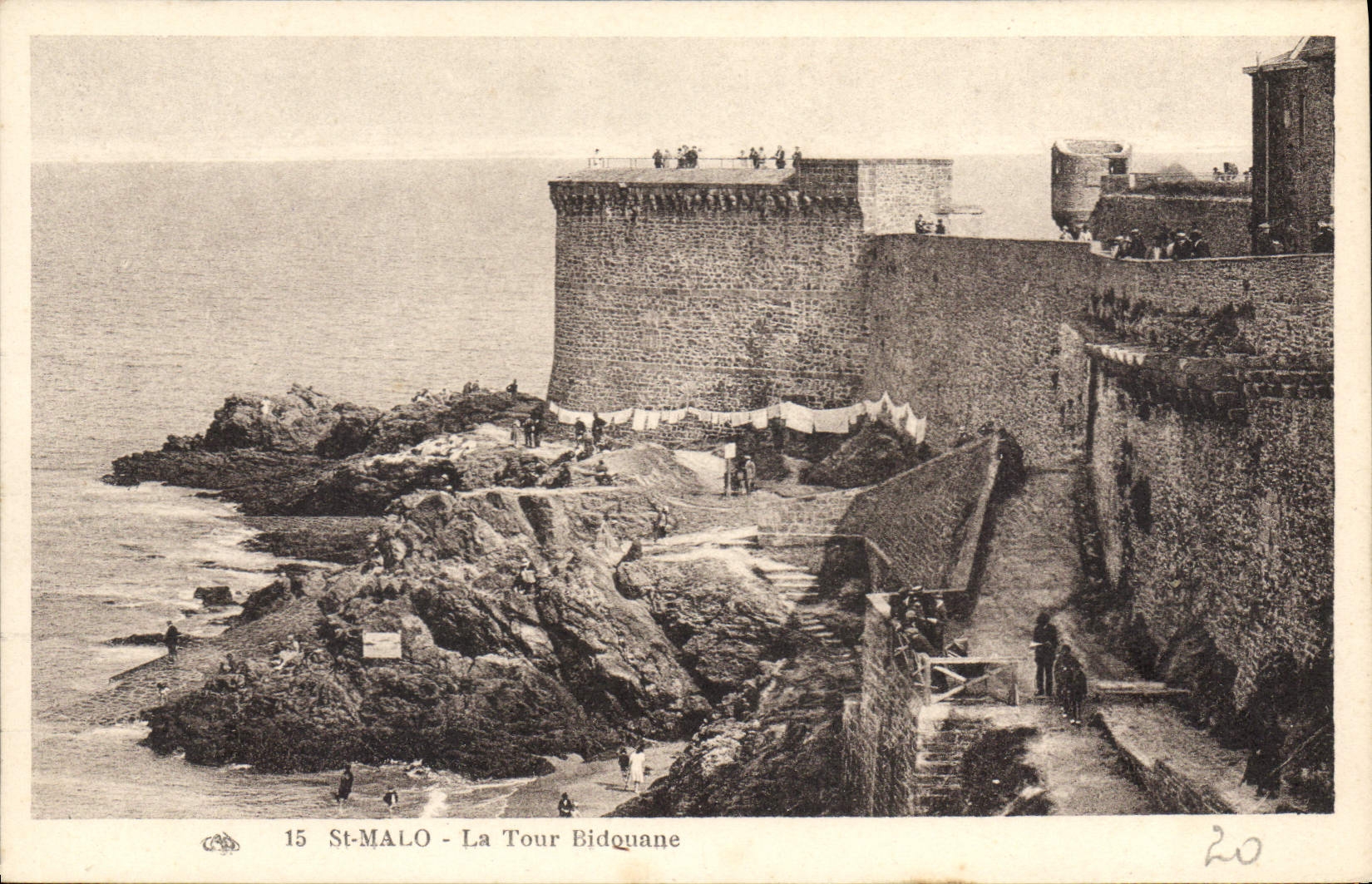 St-Malo - La Tour Bidquane — vue de la tour côtière avec visiteurs — éditeur non identifié, n° de série 15