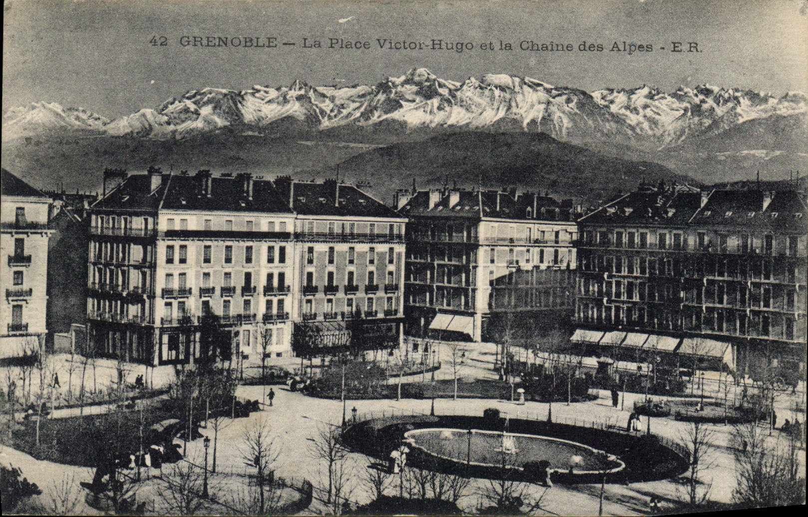 Grenoble — La Place Victor-Hugo et la Chaîne des Alpes — E.R.