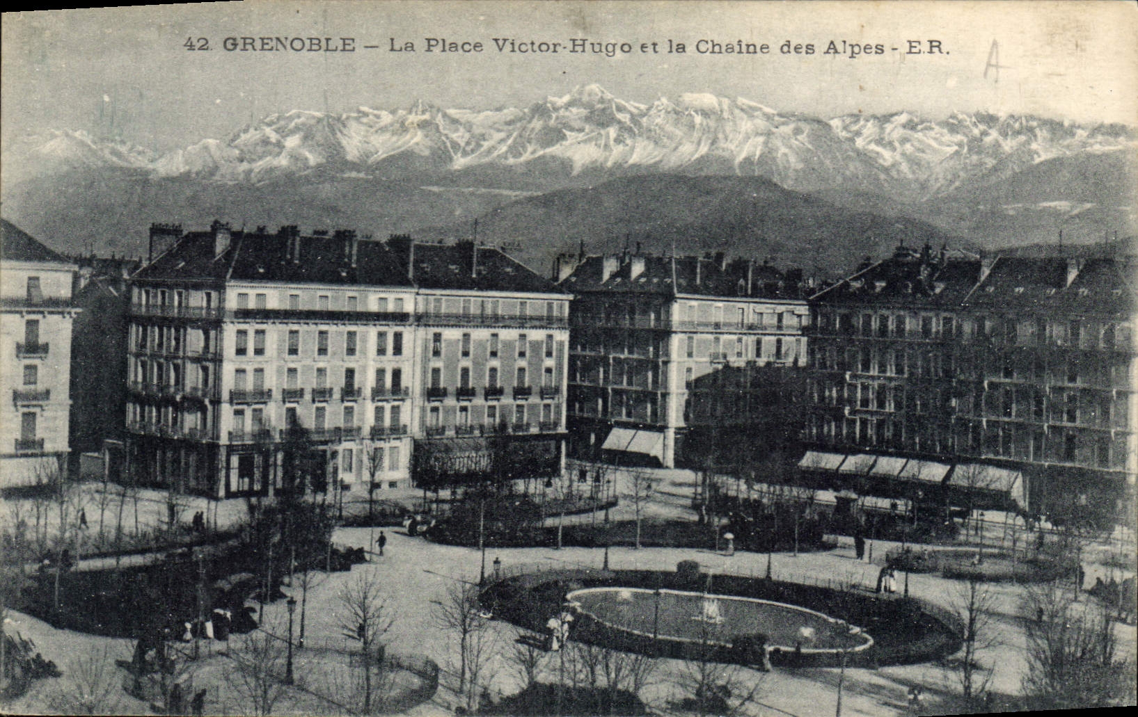 Grenoble — La Place Victor-Hugo et la Chaîne des Alpes — E.R.