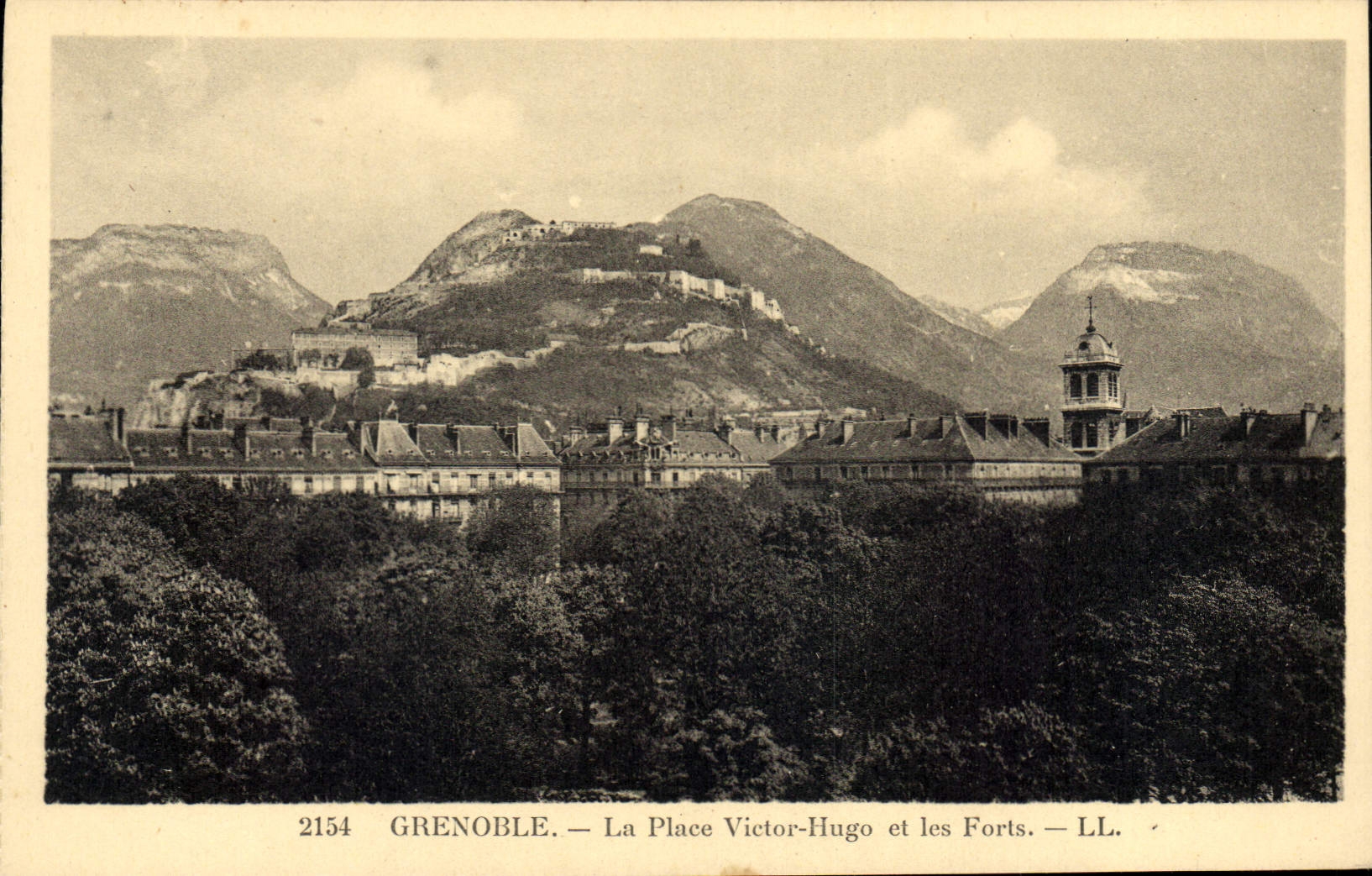 Grenoble — La Place Victor-Hugo et les Forts — LL. — n° 2154