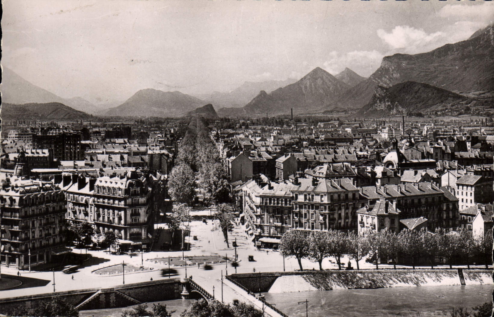 Grenoble — Vue générale et le Cours Jean-Jaurès — Éditeur Éd. Châtigny, n° 1755