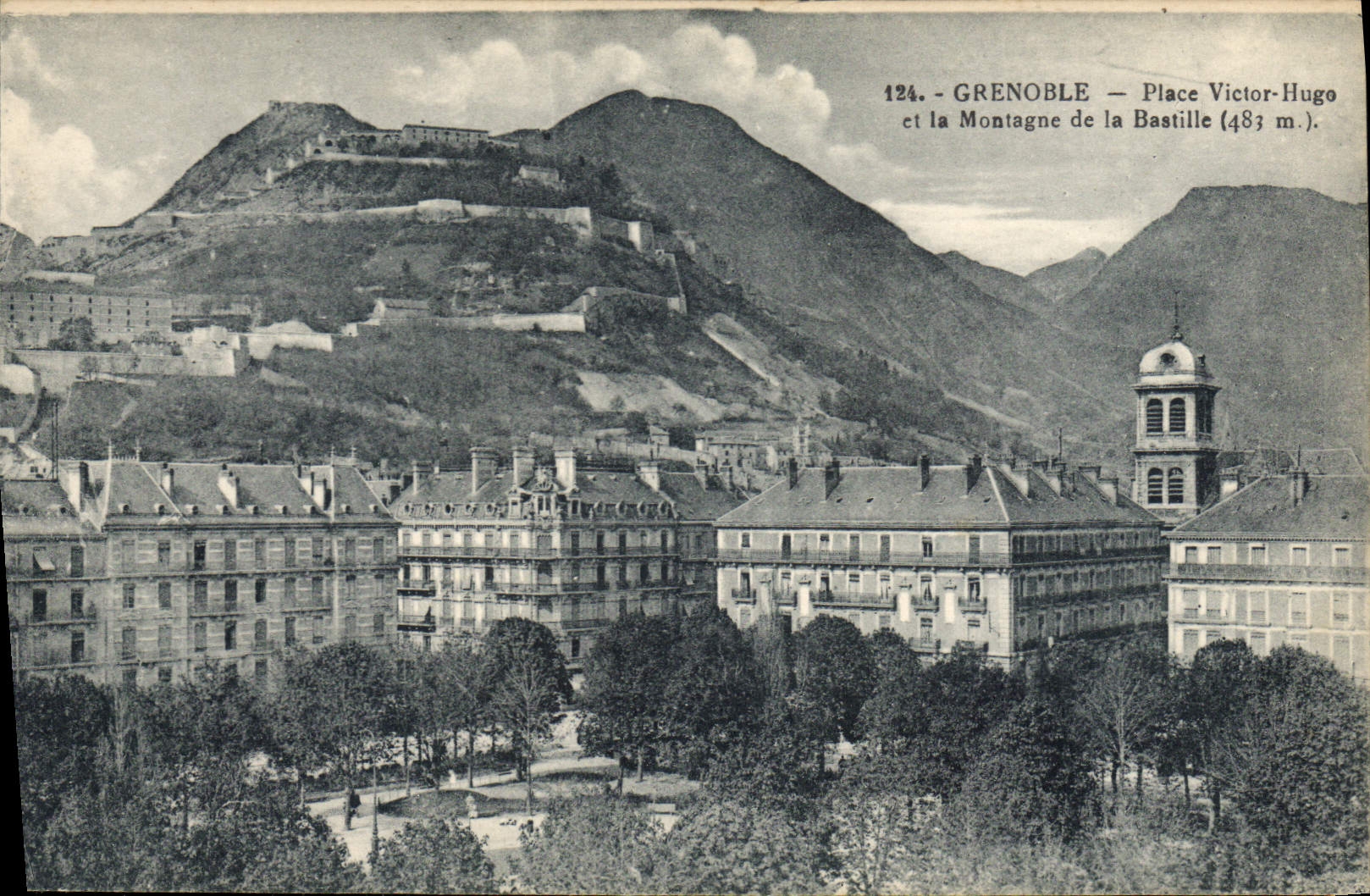 Grenoble — Place Victor-Hugo et la Montagne de la Bastille (483 m.)