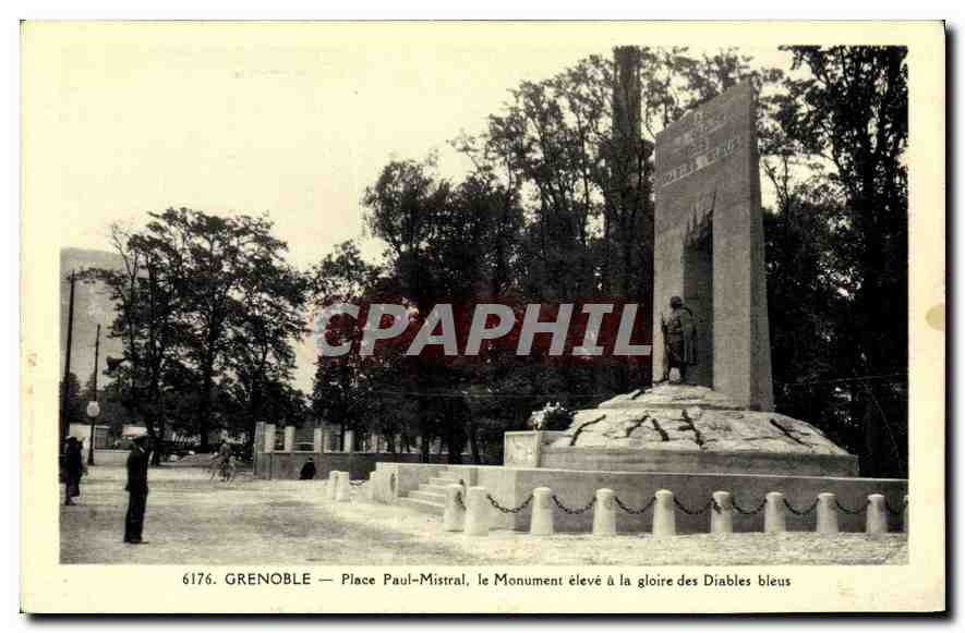 Grenoble — Place Paul-Mistral, le Monument élevé à la gloire des Diabls bleus