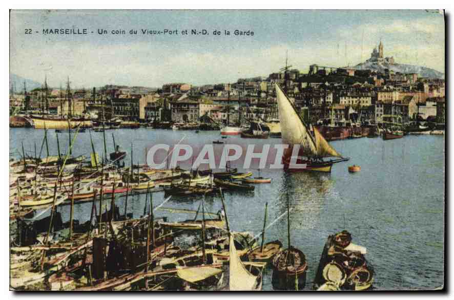 CPA Marseille Une coin du Vieux Port et N D de la Garde