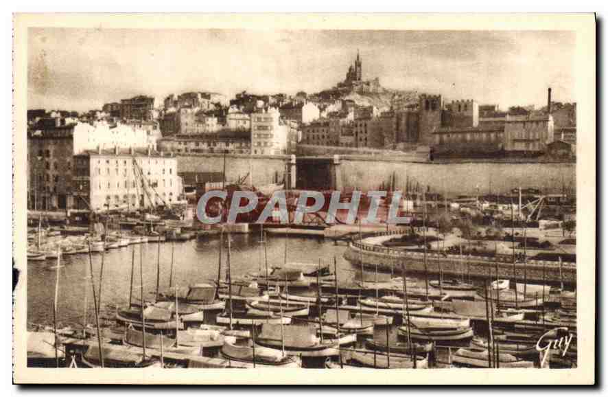 CPA Marseille (B du R) Un coin du Vieux Port et la Colline de N D de la Garde