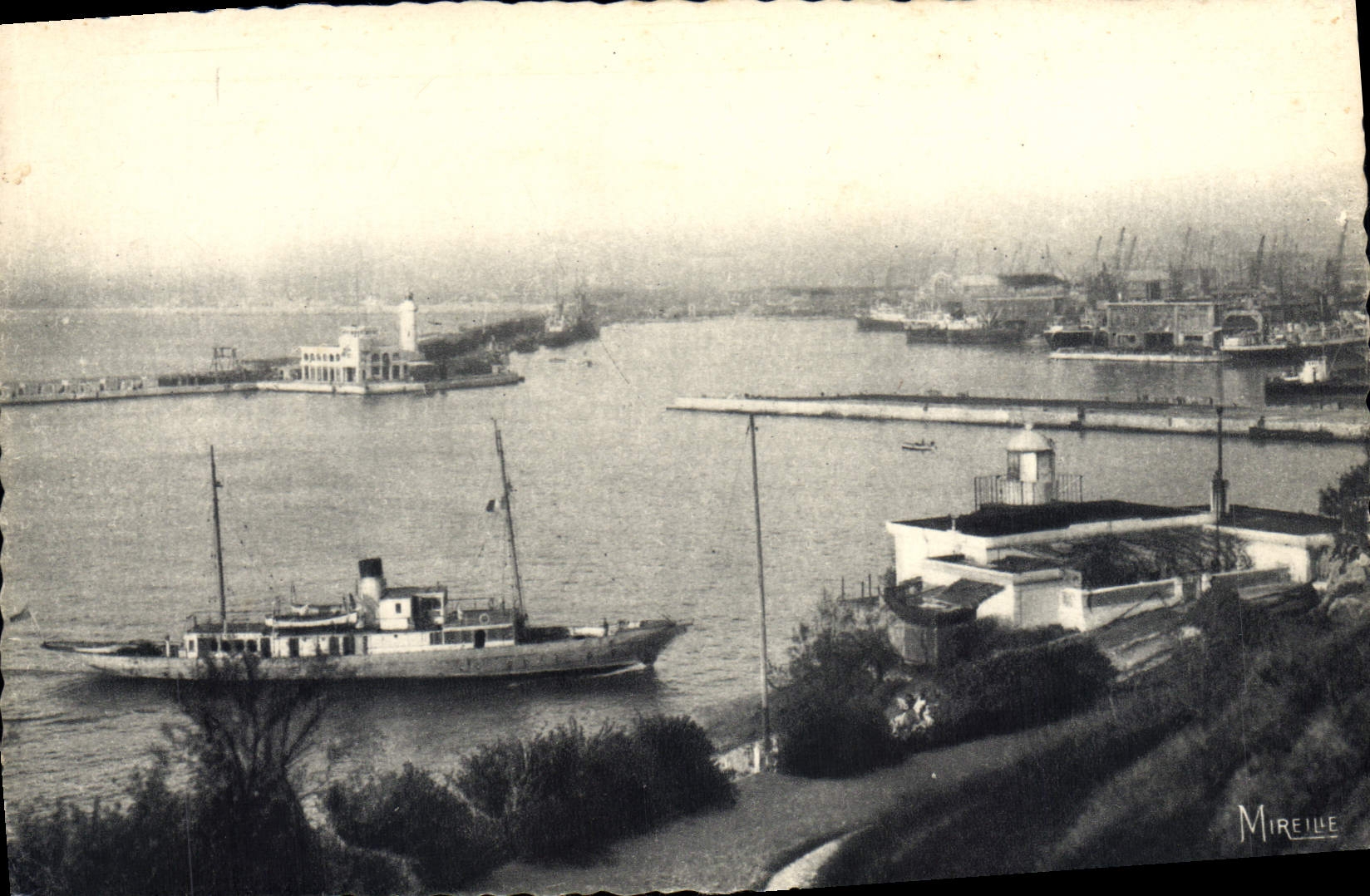 CPA Marseille Une Entree des Ports et le Phare Sainte Marie vus du Pharo