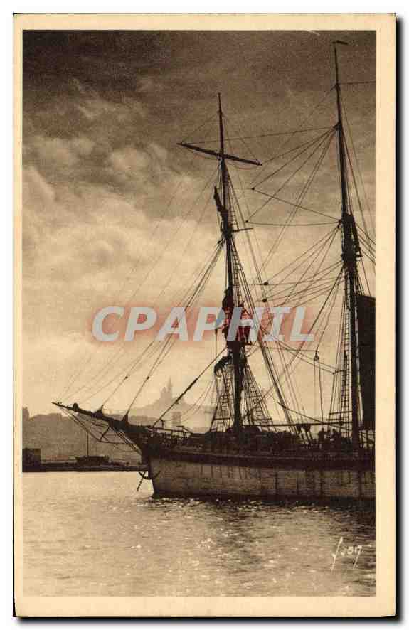 CPA Marseille (Bouches du Rhone) Voilier a l'ancre dans le bassin de la Joliette