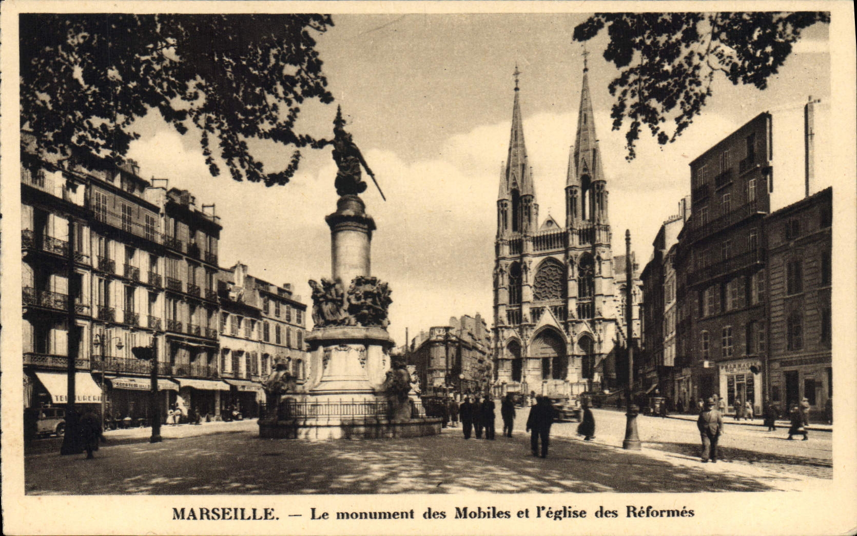 CPA Marseille Le monument des Mobiles et l'eglise des Reformes