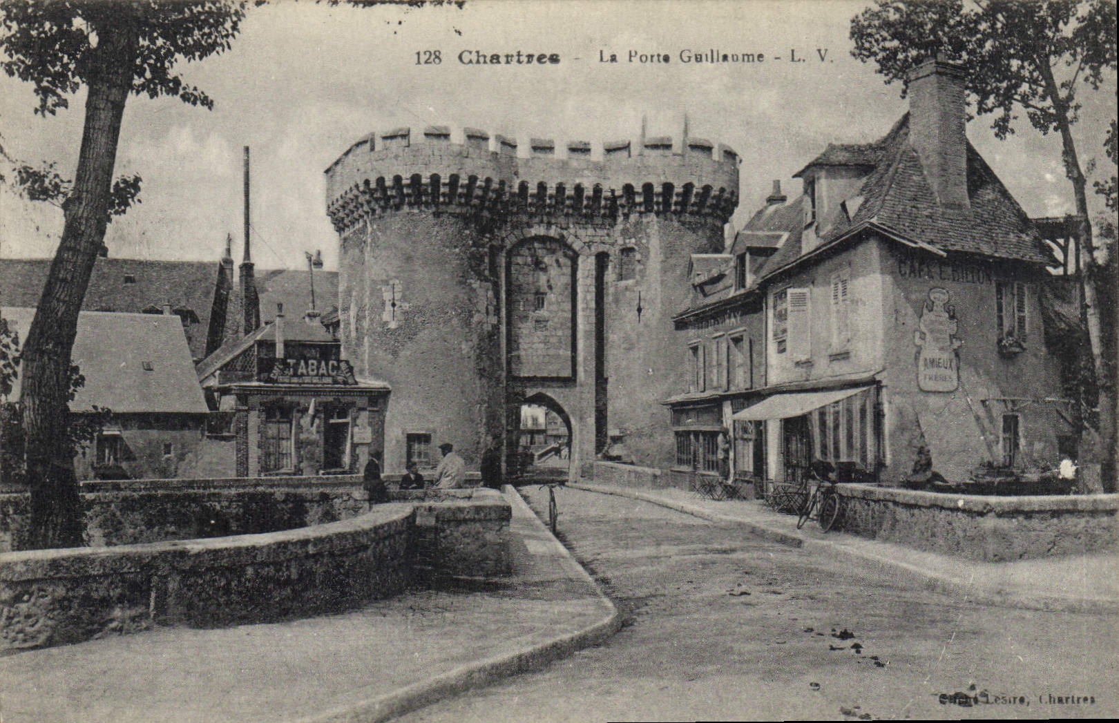 Chartres - La Porte Guillaume — vue de la porte médiévale avec commerces adjacents — L. V. éditeur, n° 128