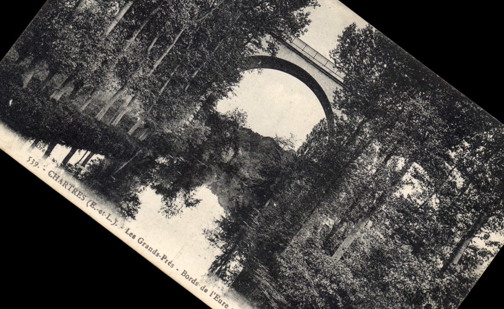 CPA Chartres E et L Les Grands Pres Bords de l'Eure et Viaduc du chemin de fer