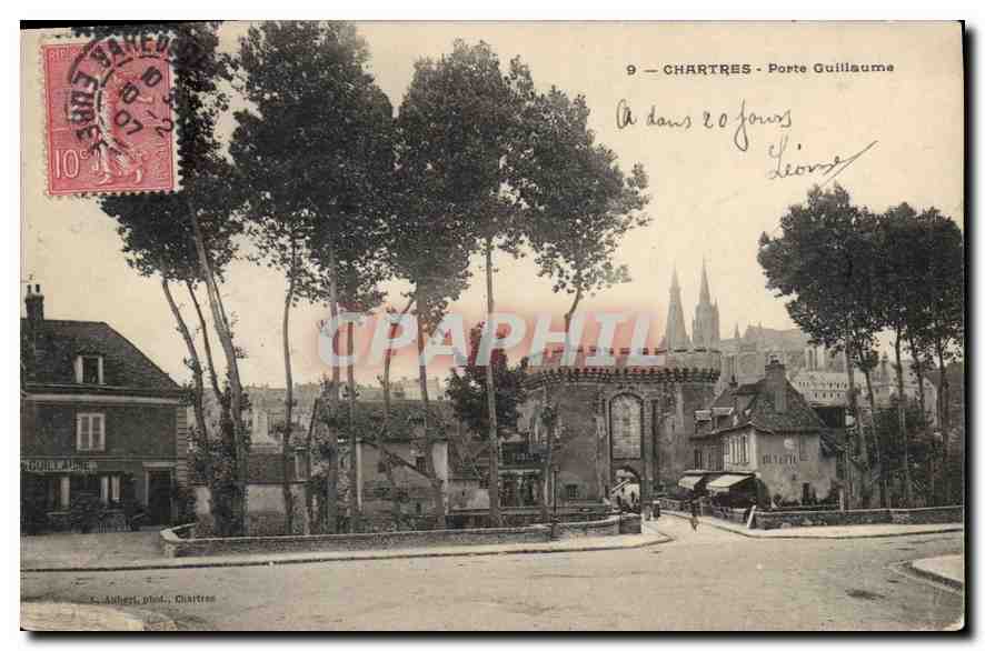 Chartres - Porte Guillaume — vue de la porte et de la cathédrale — Albert, phot. Chartres
