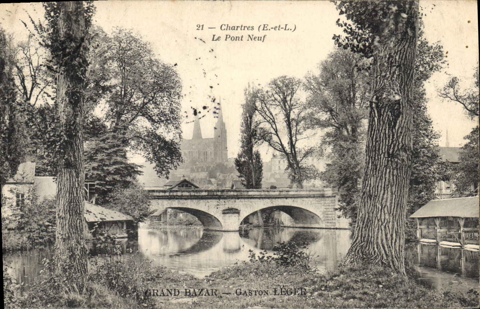 CPA Chartres E et L Le pont Neuf Grand Bazar Gaston Leger 