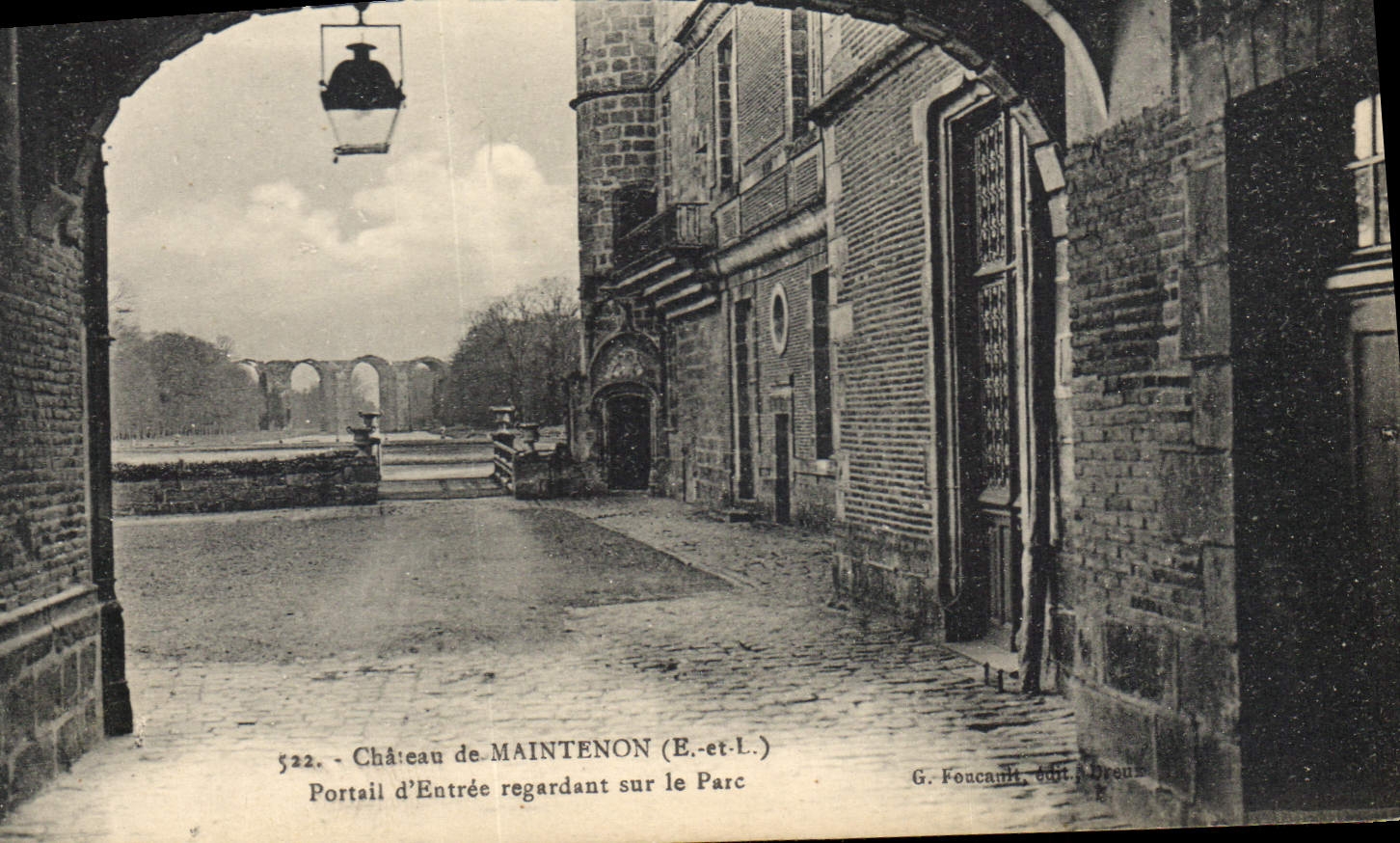 Château de Maintenon (E-et-L.) — Portail d'Entrée regardant sur le Parc — G. Foucancé, édit. Dreux
