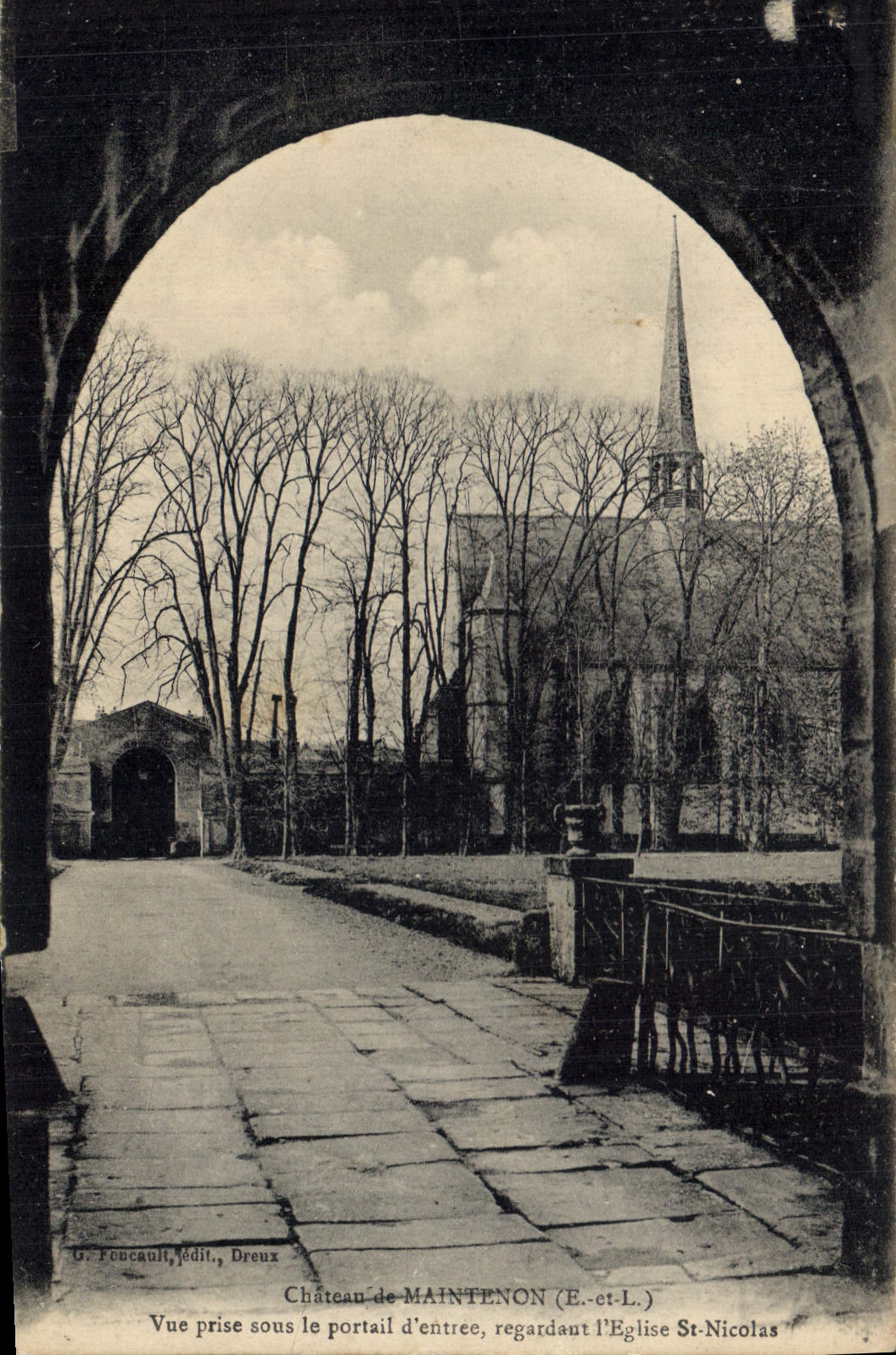 Château de Maintenon (E.-et-L.) — Vue prise sous le portail d'entrée, regardant l'Église St-Nicolas — G. Foucault, édit., Dreux