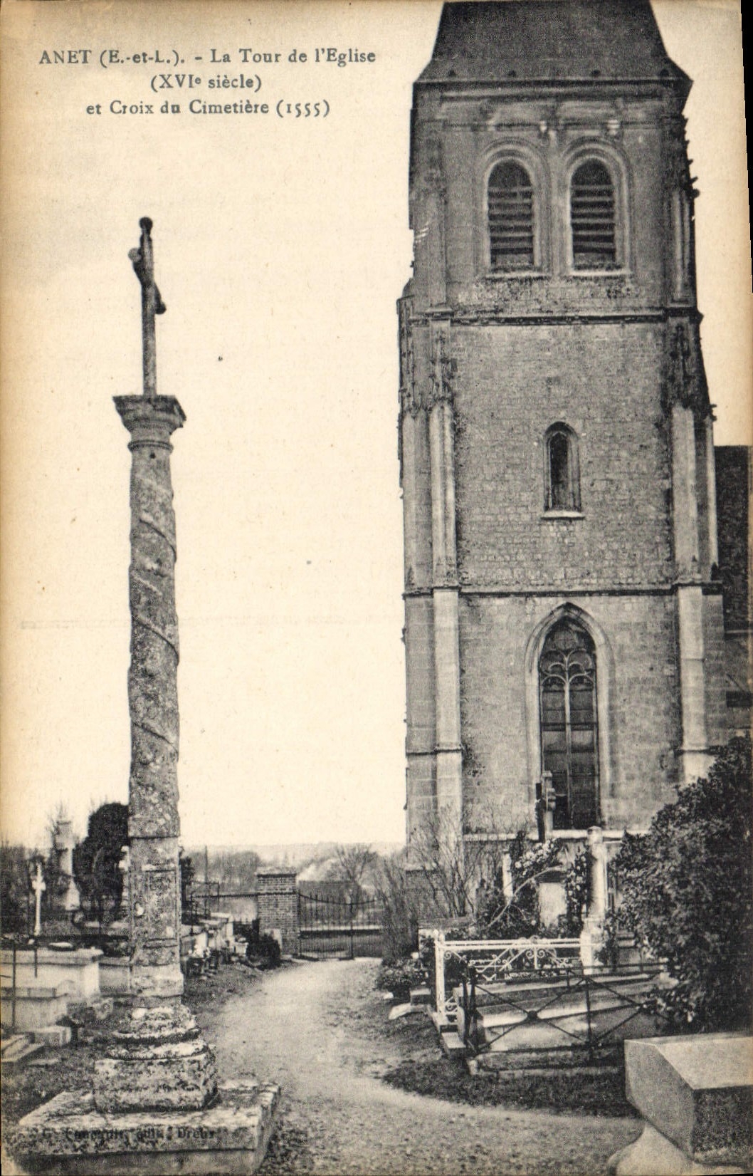 Anet (E.-et-L.) — La Tour de l'Église (XVIe siècle) et Croix du Cimetière (1555)