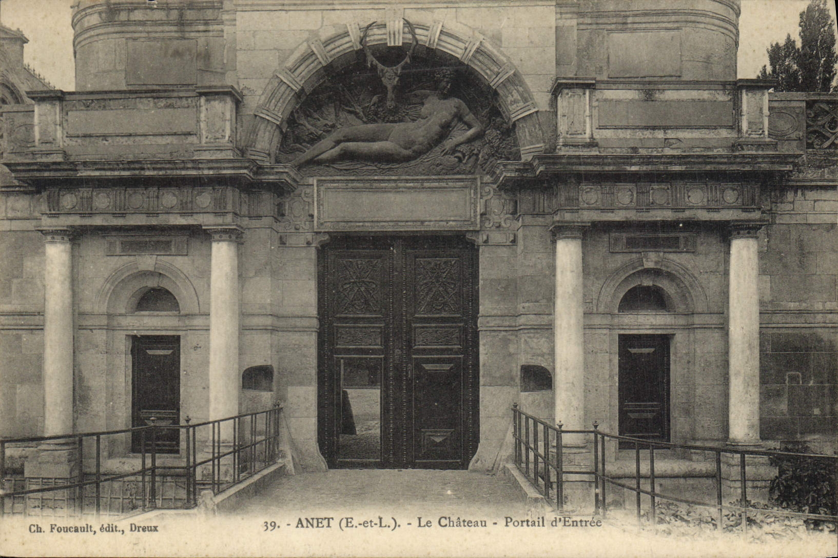 Anet (E-et-L.) - Le Château - Portail d'Entrée — Ch. Foucault, édit., Dreux, n°39
