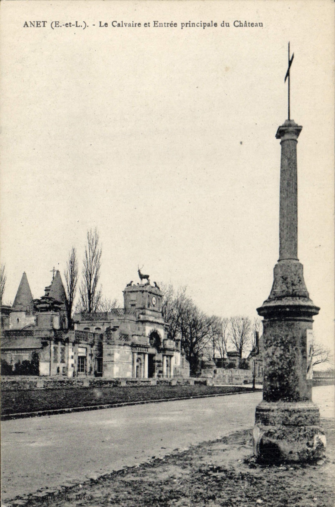 Anet (E.-et-L.) - Le Calvaire et Entrée principale du Château — Éditeur : Dumont & Fils, Deux