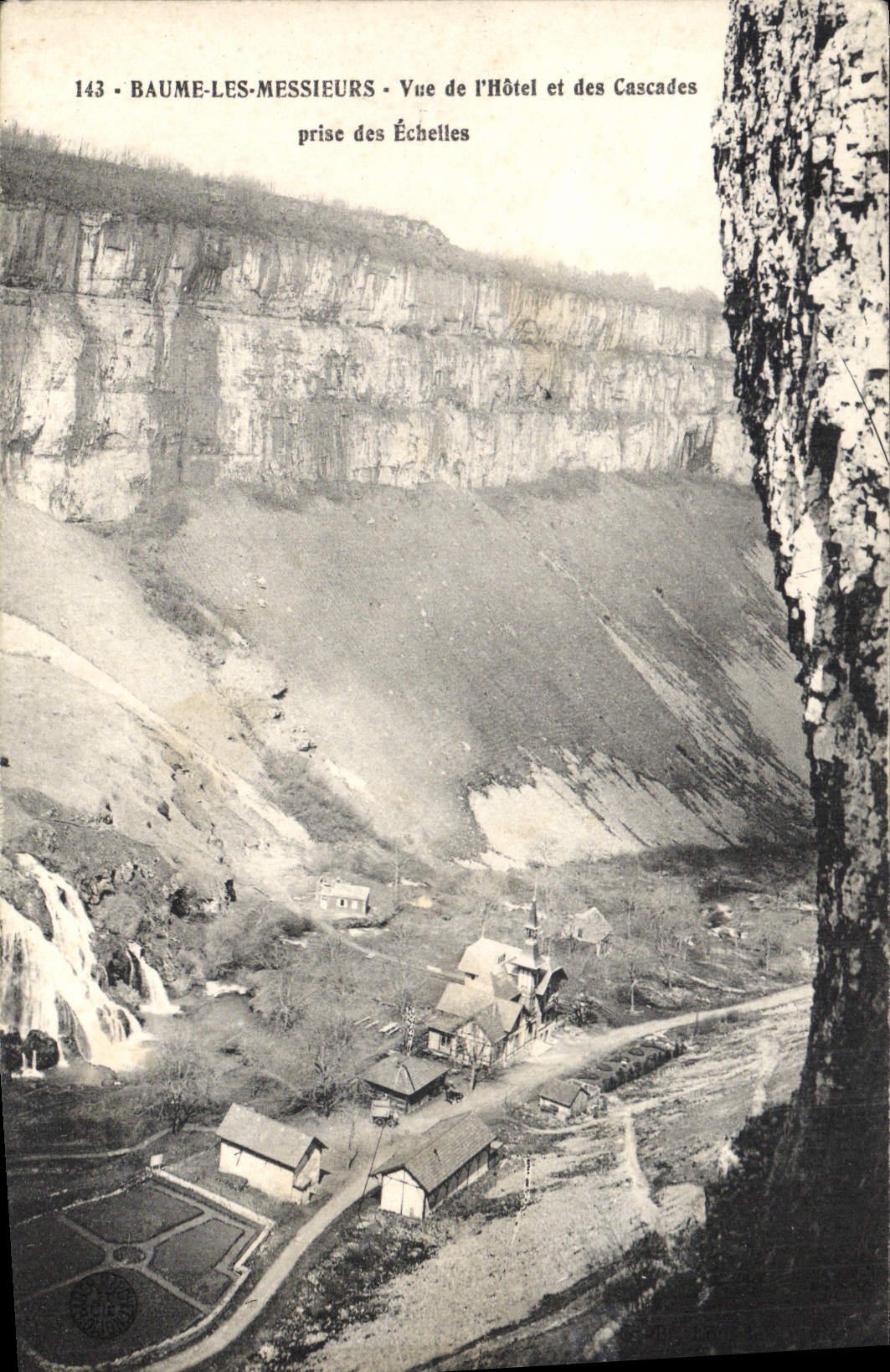 Baume-les-Messieurs — Ansicht des Hotels und der Wasserfälle — Aufnahme von den Scales — n°143