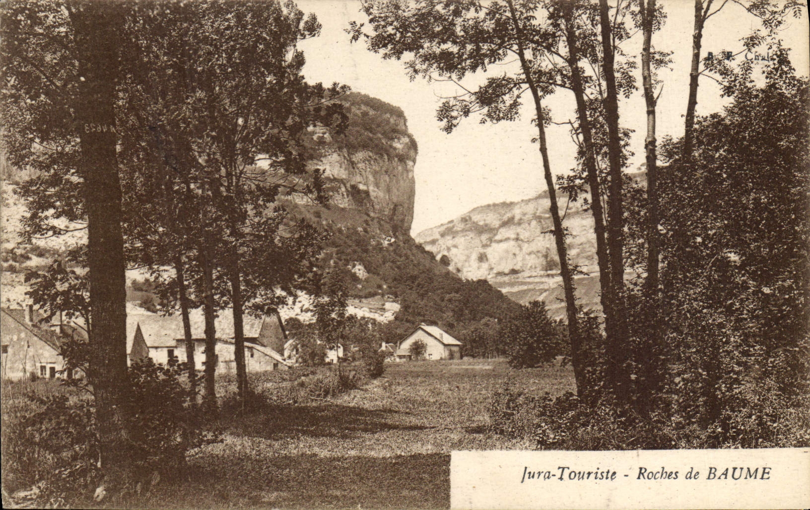 Roches de Baume — vue panoramique des falaises et du village — Jura-Touriste